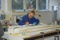 Achim Gerber beim Laminieren der HLW-Negative