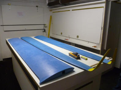 Die fertigen positiven Flächenformen bereit zu negativen Abformung für den Flügelbau