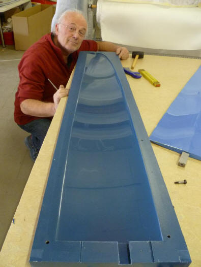 Willi Helpenstein betrachtet ist zufrieden mit den gelungenen Negativformen für den Tragflügel die Au