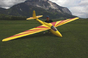 Gernot Bruckmann mit seinem Macka-Modell