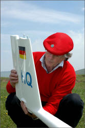 Foto Paul Gierlach, das Seitenruder wird eingehängt